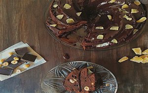 Bundt Cake De Chocolate Y Avellanas Con Cobertura De Chocolate Y Jengibre Caramelizado