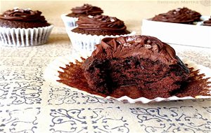 Cupcakes Veganos Con Frosting De Chocolate Y Escamas De Sal