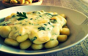 Gnocchi Con Espinacas Y Salsa A Los Tres Quesos