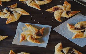 Molinillos De Queso Reblochon Con Mermelada De Uva Negra Y Almendras