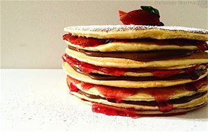 Pastel De Tortitas Con Chocolate Y Mermelada De Pétalos De Rosa