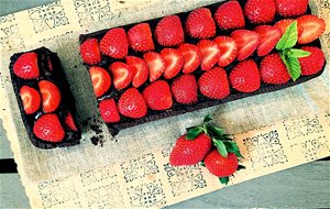 Un Trozo De Paraíso: Tarta Rellena De Brownie Con Fresas