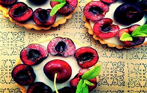 Tartaletas De Panna Cotta Y Cerezas