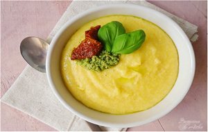 Crema De Polenta Con Queso Y Pesto De Albahaca
