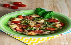 Ensalada De Tomate Y Albahaca Con Judías Blancas Y Gouda
