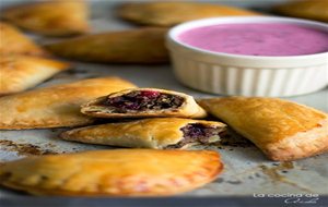 Empanadillas De Ternera Y Grosellas Con Salsa De Yogurt
