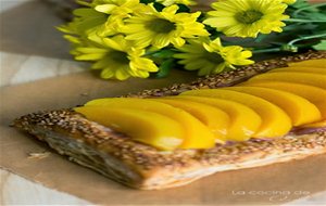 Mini Tarta De Hojaldre Con Melocotón Y Puré De Dátiles
