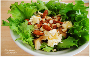 Ensalada Con Pollo, Uva, Dátiles, Queso Y Vinagreta De Miel
