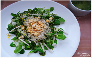 Ensalada De Canónigos, Germinados Y Avellanas Con Aliño De Lima Y Cilantro
