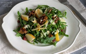 Ensalada De Rúcula, Granada Y Nueces Caramelizadas
