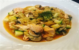 Arroz Cremoso De Salmón, Gambones Y Verduras 

