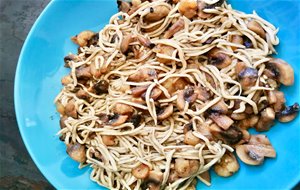 Champiñones Salteados Con Gulas Y Gambas
