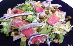 Ensalada Melosa De Boquerones En Vinagre, Aguacate Y Alcaparras
