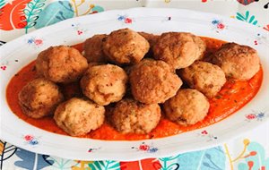 Albóndigas De Pollo Rellenas De Queso Con Salsa De Piquillos
