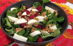 Ensalada De Canónigos, Frambuesas, Nueces Y Mozzarella
