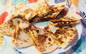 Quesadillas De Chili Con Carne Y Chorizo
