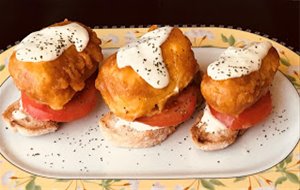 Tostas De Bacalao A La Cúrcuma Con Mayonesa De Uva 
