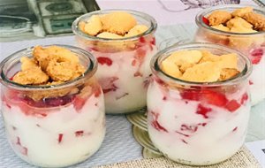 Copas De Yogur Y Fresas Con Crumble
