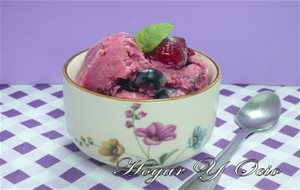 Helado De Yogur Y Frutos Rojos
