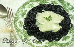 Spaghettis  Negros Con Salsa De Queso Azul

