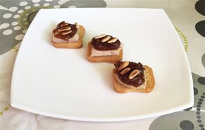 Canapé De Foie Gras Con Mermelada De Higo Y Piñones
