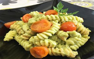 Fusilli Con Pesto De Aguacate
