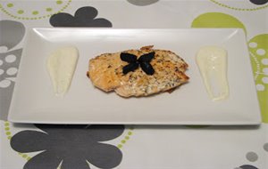 Salmón Al Vino Blanco Con Alioli De Wasabi Y Ajo Negro
