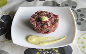 Tartar De Presa Ibérica Con Mayonesa De Mostaza
