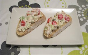 Tostas De Ensalada De Pollo 
