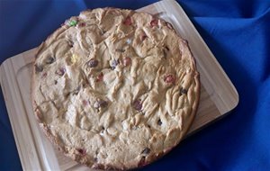 Mega Cookie De Crema De Cacahuete Con Conguitos Y Lacasitos
