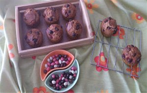 Muffins De Mantequilla De Cacahuete Con Cacahuetes Bañados En Chocolate De Colores
