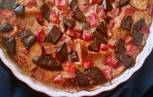 Pudin De Croissants Con Fresas Y Chocolate Negro

