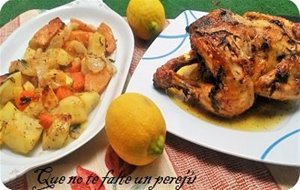 Pollo Al Horno Con Guarnición De Patatas Y Frutas
