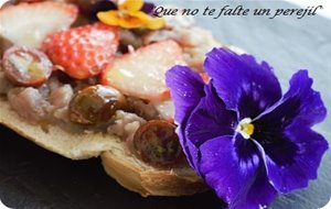 Tosta De Atún Marinado Con Fresas Y Flores
