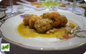 Albóndigas De Chocos En Salsa De Almendras Con  Gambas Y Langostinos
