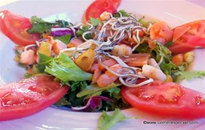 Ensalada Tibia De Salmón Con Gulas Y Gambas