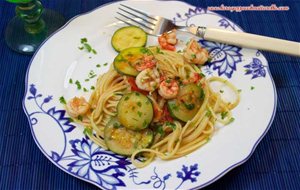 Pasta Con Gambas Peladas, Calabacines Y Tomates Cherry