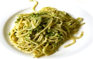 Spaghetti Con Pesto De Brecol Y Almendra... , Como En Amalfi.
