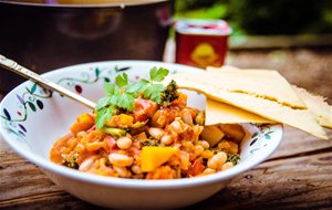 Guiso De Judías Blancas, Col Y Pimentón Ahumado Para Veganos / White Vean, Kale And Smoked Paprika Stew For Vegans