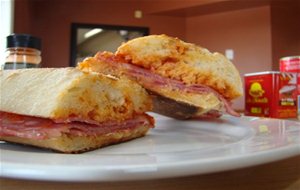 Sándwich Italiano En Pan De Chapata Con Albahaca Fresca Y Pimentón /  Italian Sandwich On Ciabatta With Fresh Basil And Smoked Paprika