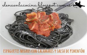 Espaguetis Negros Con Calamares En Salsa De Pimentón Picante / Black Spaghetti With Smoked Paprika Sauce Squid
