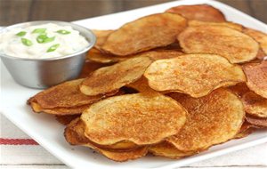 Homemade Baked Smoked Paprika Potato Chips With Triple Onion Dip / Patatas Fritas Al Horno Caseras Con Triple Salsa De Cebolla