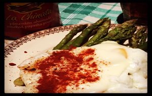 Espárragos Verdes Con Huevos Escalfados Espolvoreados De Pimentón La Chinata / Green Asparagus With Poached Egg Sprinkled With Smoked Paprika La Chinata