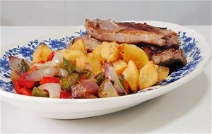 Chuletas De Cordero Con Patatas Al Pimentón Y Verdura / Lamb Chops With Smoked Paprika And Vegetables