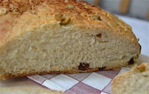 Olives And Tomatoes Bread With Smoked Paprika / Pan De Aceitunas Y Tomates Con Pimentón Ahumado