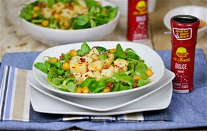 Ensalada De Rúcula Y Canónigos, Con Patata Cocida Y Aliño De Pimentón