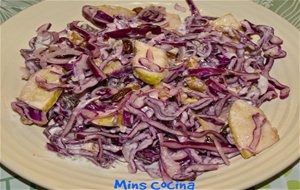 Ensalada De Lombarda Y Manzana Con Pasas, Nueces Y Aliño De Yogur E Hinojo
