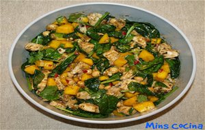 Ensalada De Pollo Y Mango Con Espinacas Y Garbanzos Especiados
