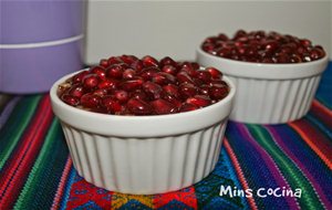 Yogur Griego Con Granada, Nueces De Macadamia Y Canela
