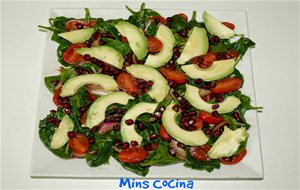 Ensalada De Espinacas, Aguacate, Tomate Y Granada
